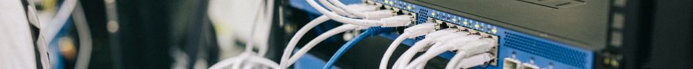 Technik podczas pracy przy okablowaniu sieciowym